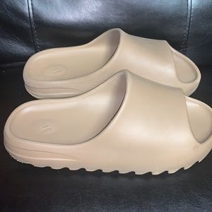 Yeezy slide “Core”